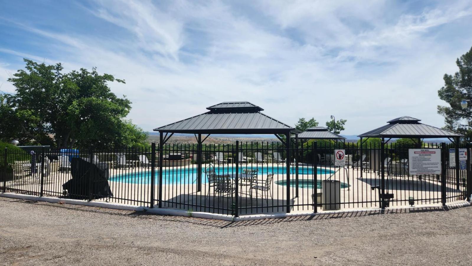 The View Motel Котънууд Екстериор снимка